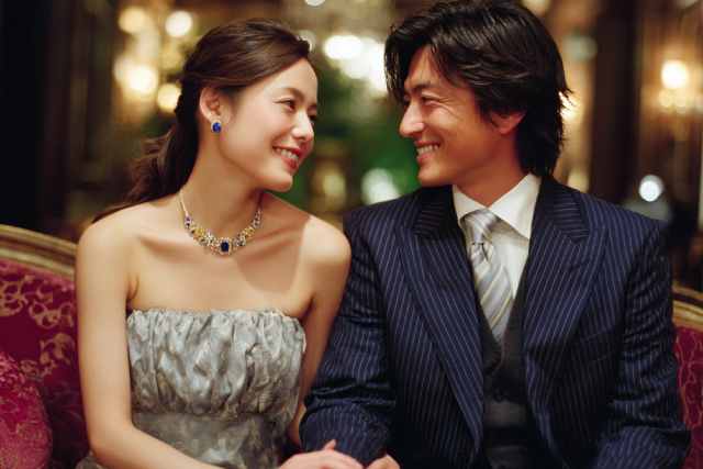 見つめ合って話しているドレスの女性とスーツの男性