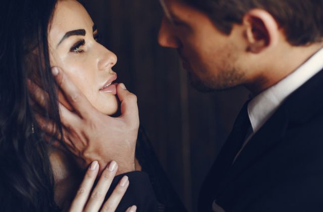 キスをしようとする男女