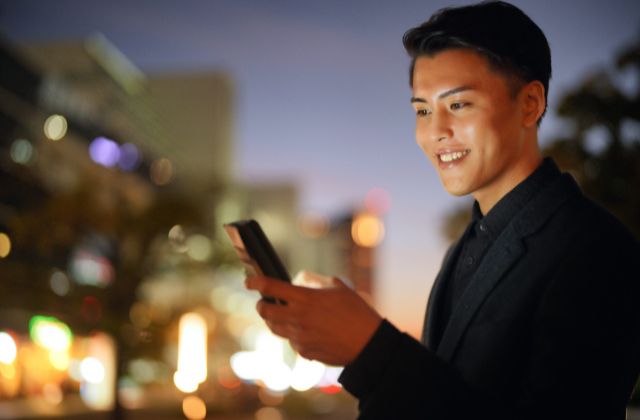 スマホを見ている男性