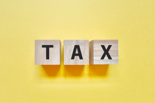黄色い背景にTAXの文字