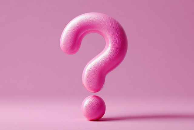 ピンクの背景の前にあるピンクのハテナマーク