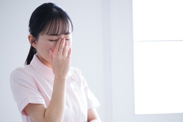看護師が疲労困憊の様子