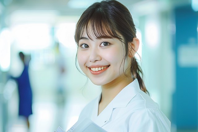 笑顔でたたずむ日本人の若い看護師