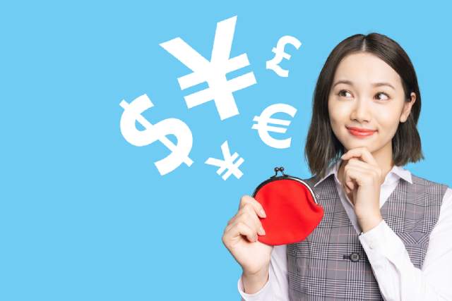 お財布を持って考える日本人女性
