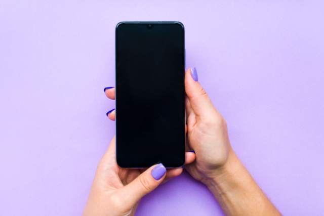 スマートフォンを触る女性の手