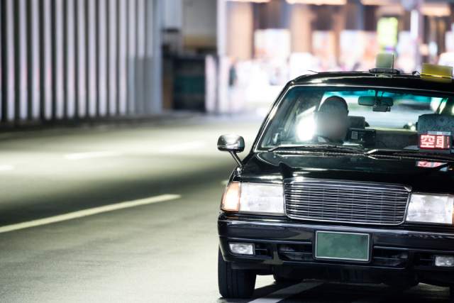 夜の道を走るタクシー