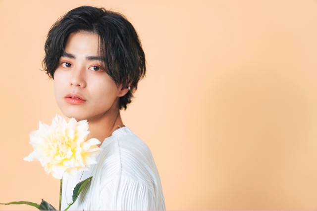 白いお花と若い日本人男性