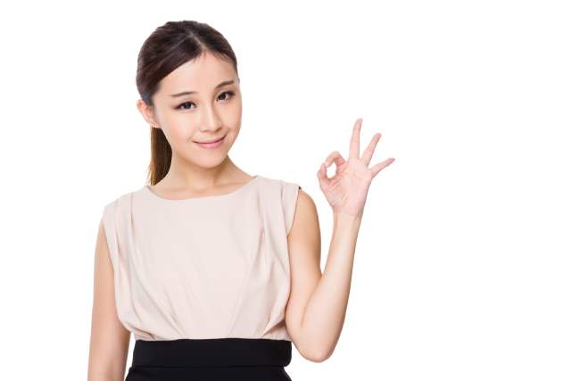 okのポーズをしている女性
