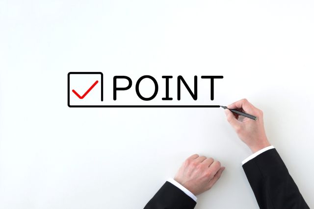 POINTと書く男性の手