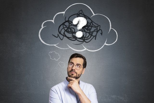 ハテナマークを浮かべる男性