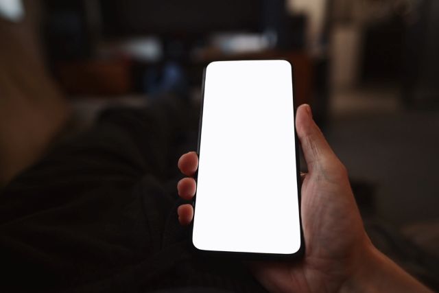 携帯を持つ男性の手