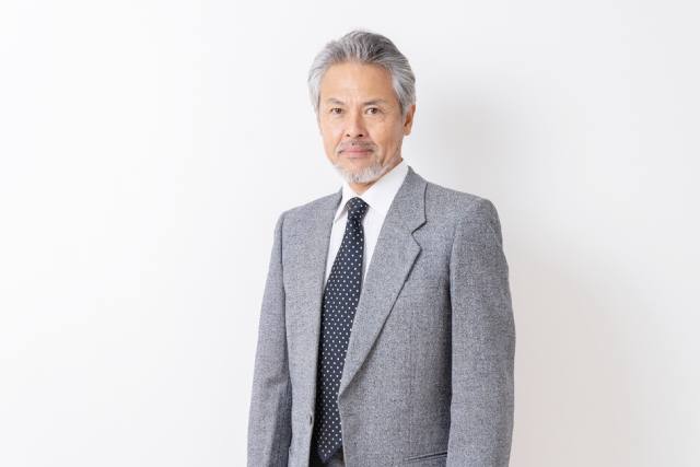 スーツ姿の年配の日本人男性