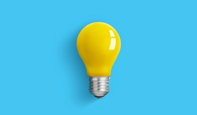 青い背景の前にある黄色い電球