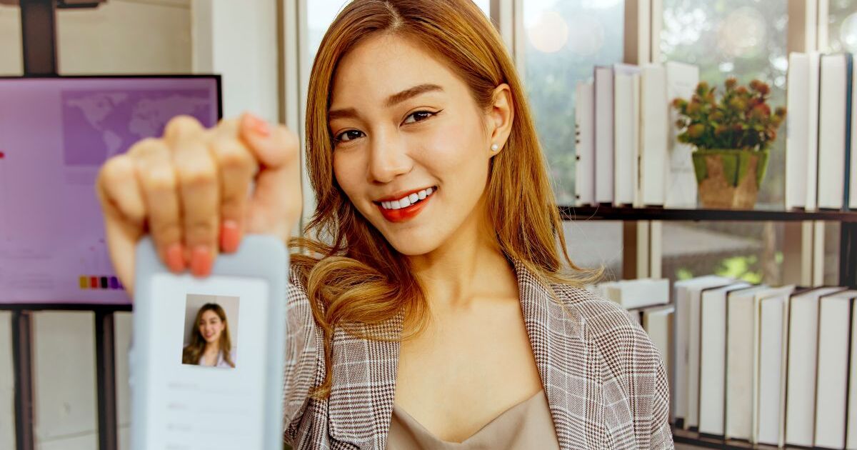 身分証を見せる女性