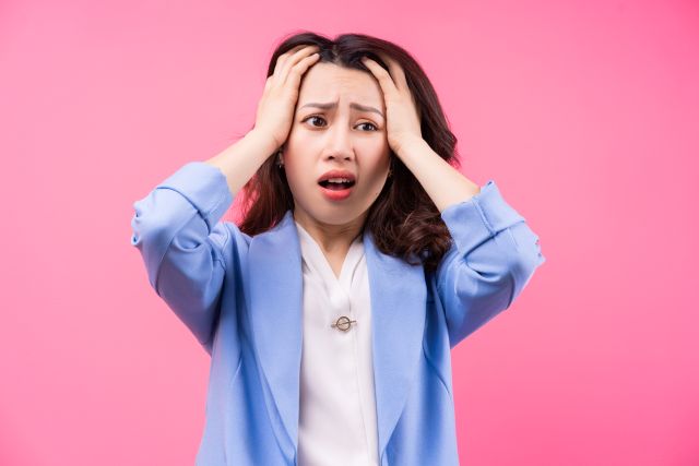 頭を抱える女性