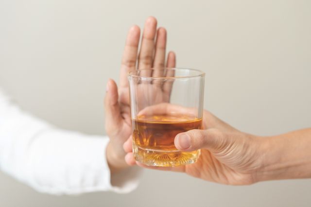 お酒を断る女性の手