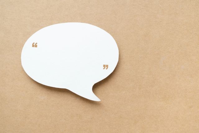 茶色い背景の前にある吹き出しマーク