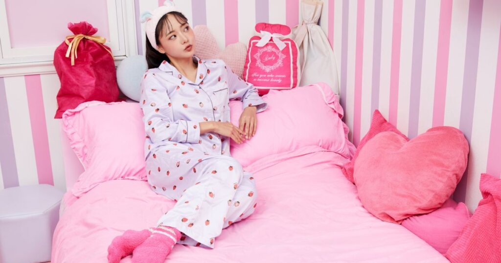 ベッドの上で休む女性