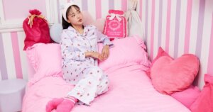 ベッドの上で休む女性