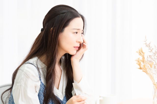 何かに悩む女性