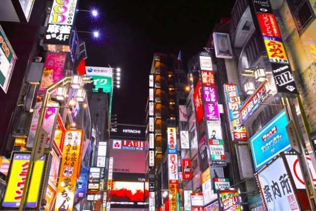 夜の繁華街