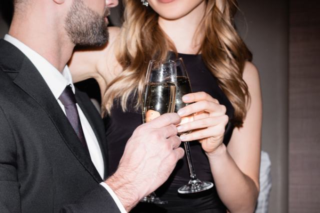 お酒を飲むキャバ嬢と男性客