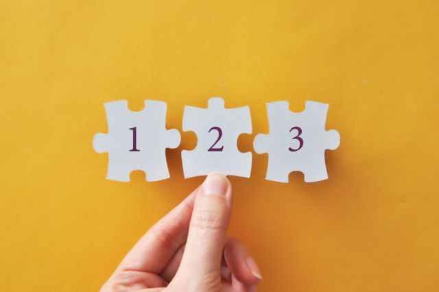 123と書かれたパズルピース