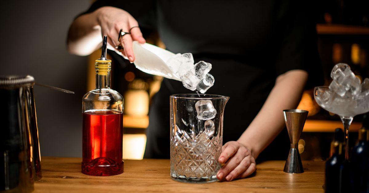 お酒を作っている女性の手元