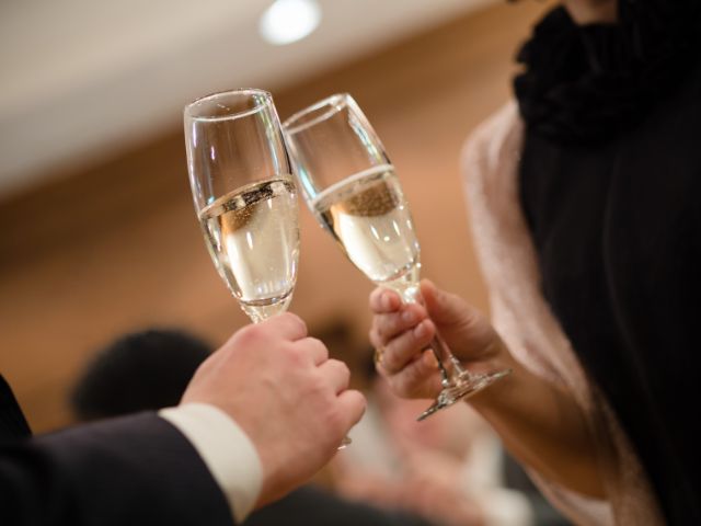 シャンパンで男女が乾杯している様子