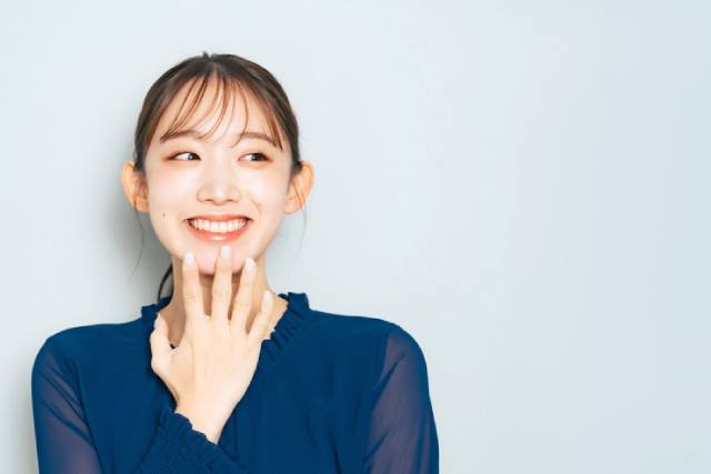 にこやかに笑う若い日本人女性