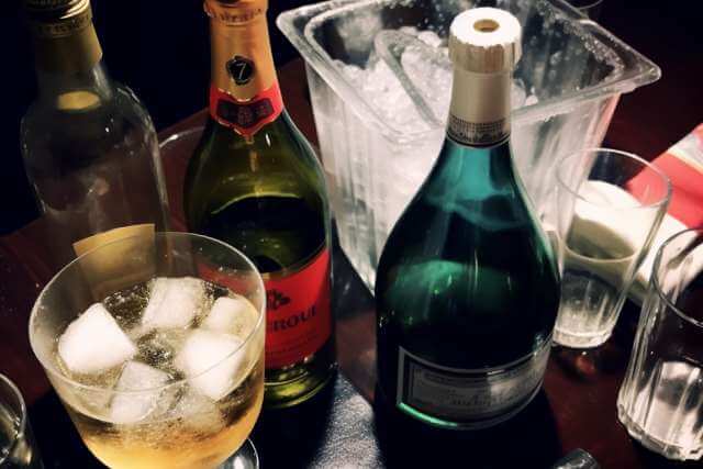 キャバクラのテーブルの上にあるお酒のボトルやアイスペール