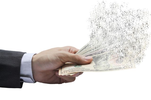 消えかけのお札を持つ男性の手