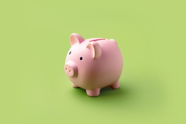 緑色の背景にピンクの貯金箱