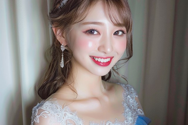 青いドレスをきた笑顔のキャバ嬢