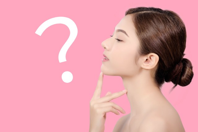 ピンクの背景に横顔の女性とクエスチョンマーク