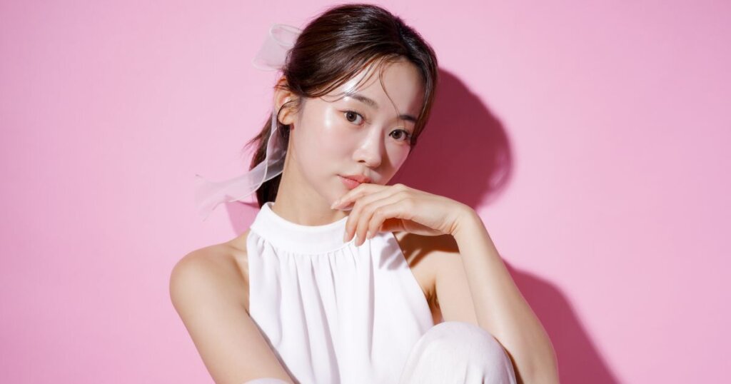 こちらを見る黒髪にリボンをつけた女性