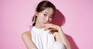 こちらを見る黒髪にリボンをつけた女性