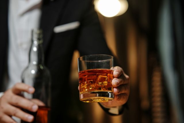 ウイスキーを持つスーツの男性