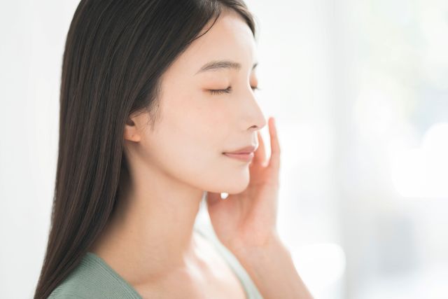 肌に手を当てる女性