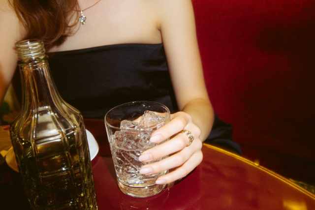 お酒を作る女性の手元