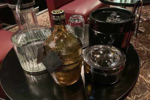 キャバクラのテーブルに置いてあるアイスペールに入った氷とお酒