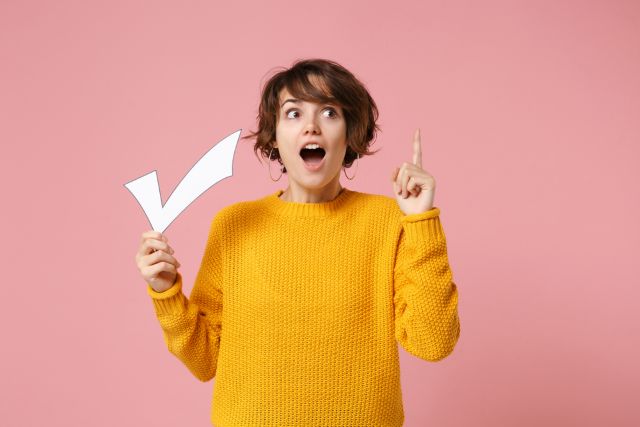 チェックマークを持つ女性