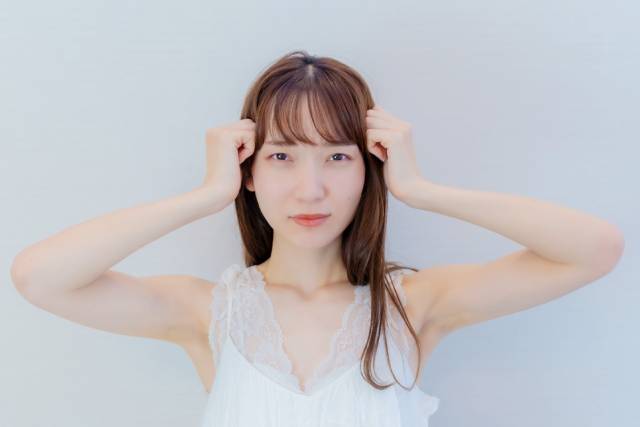 困った表情の女性