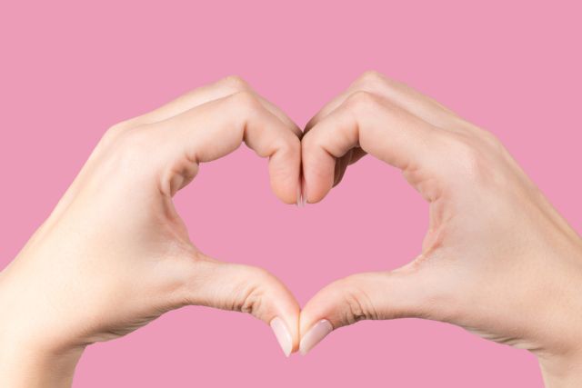 ハートを作っている女性の手