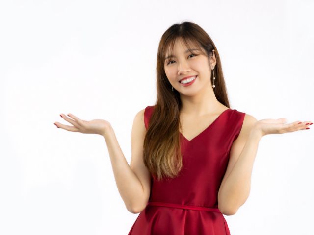 赤いドレスを着たロングヘアの若い日本人女性