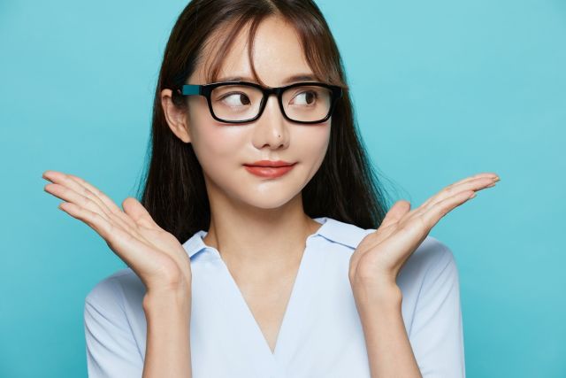 手を広げている眼鏡の女性