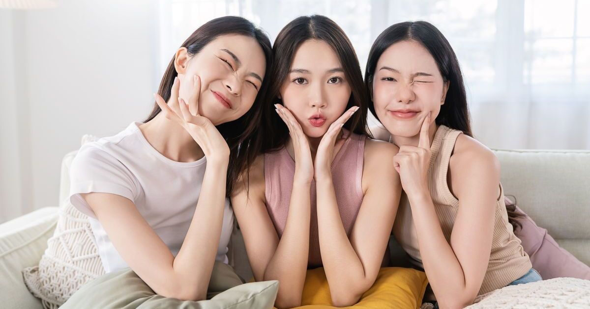 ソファに座ってポーズをする3人の女性