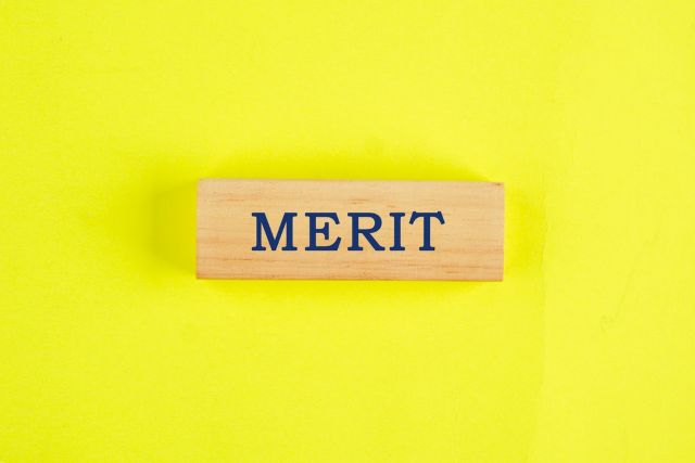 MERITと書かれた木のバー