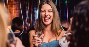 舌を出して楽しそうにしている女性