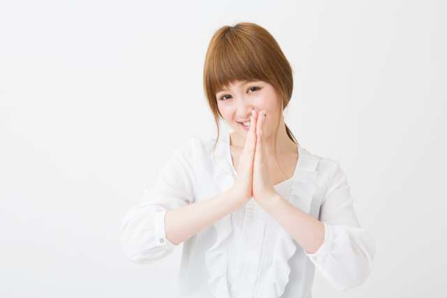 ごめんと謝っている若い日本人女性